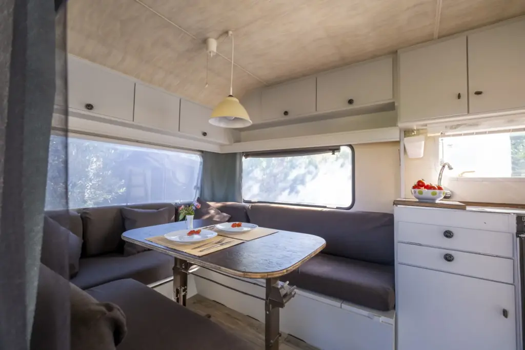 retro-caravan-asteri-1